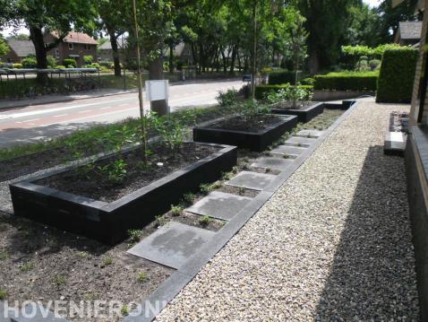 Voortuin met split en plantenbakken