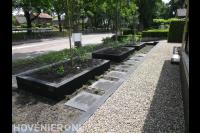 Voortuin met split en plantenbakken