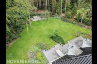 Terras met tuinset bij villa met uitzicht op groot gazon