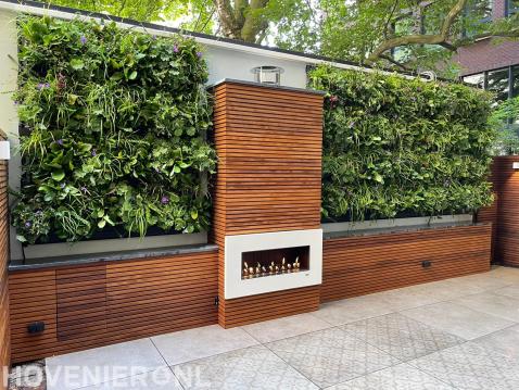 Patio tuin, groene wand met gashaard extra sfeer in de late uurtjes.