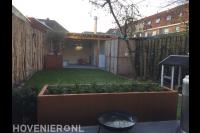 Tuinaanleg met cortenstaal plantenbakken, kunstgras en overkapping 1