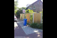 Plaatsen van hout beton schutting met betongaas panelen 1