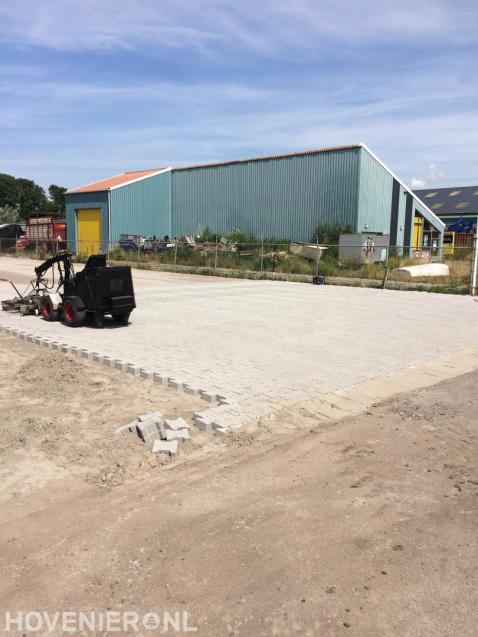 Bedrijfsterrein bestraten
