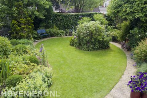 Natuurlijke tuin met veel groen en gazon