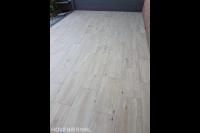 Straatwerk van keramische tegels met houtmotief