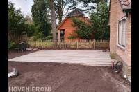 Houten vlonder in achtertuin