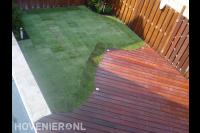 Gazon van graszoden en hardhouten vlonder