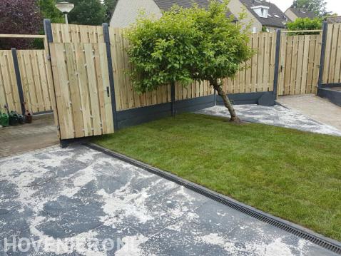 Tuinaanleg met bestrating, graszoden en hout beton schutting