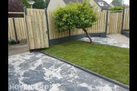 Tuinaanleg met bestrating, graszoden en hout beton schutting