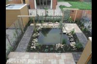 Tuin met vijver, pergola's en schutting van betongaas met klimop 1