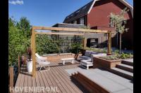 Zithoek met houten vlonder en pergola