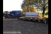 Bedrijfsbus met aanhanger van Hoveniersbedrijf De Tuinkabouter