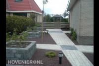 Plantenbakken van stapelblokken in vakken met rood split 1