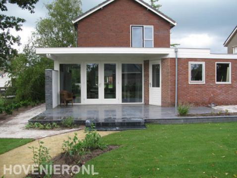 Nieuw terras van siertegels bij woning