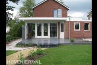 Nieuw terras van siertegels bij woning