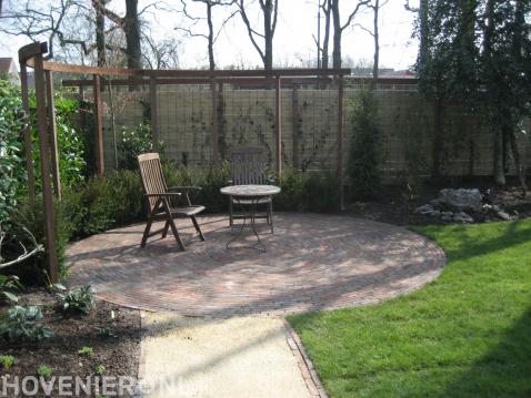 Zithoek met houten pergola