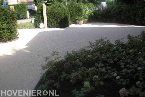 Oprit van grind en border met hortensia's