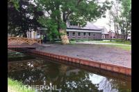 Houten brug en beschoeiing langs het water