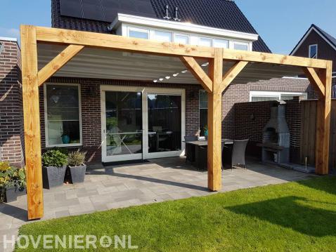 Houten overkapping met harmonicadoek