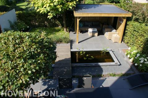 Tuin met vijver, terras met houten overkapping en klein gazon