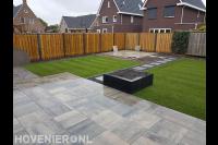 Tuinaanleg met sierbestrating, gazon en hout beton schutting 1