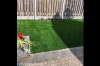 Kunstgras rondom plantenbakken