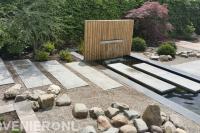 Japanse tuin met vijver en bamboe waterval