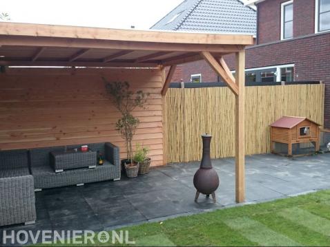 Terras met houten overkapping bij nieuw gazon van graszoden 1