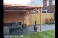 Terras met houten overkapping bij nieuw gazon van graszoden 1