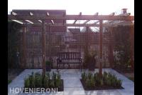 Houten pergola en zitbankje bij terras
