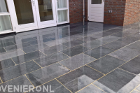 Terras van natuursteen tegels