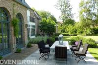 Terras met tuinmeubilair bij klassieke villa