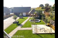 Tuinaanleg met bestrating, graszoden, houten vlonder en overkapping