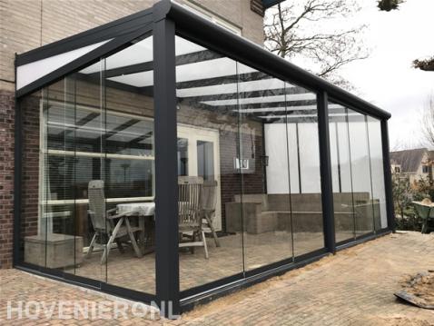 Veranda met glazen wanden en polycarbonaat dak