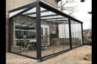 Veranda met glazen wanden en polycarbonaat dak