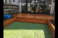 Achtertuin met hardhouten vlonder en kunstgras