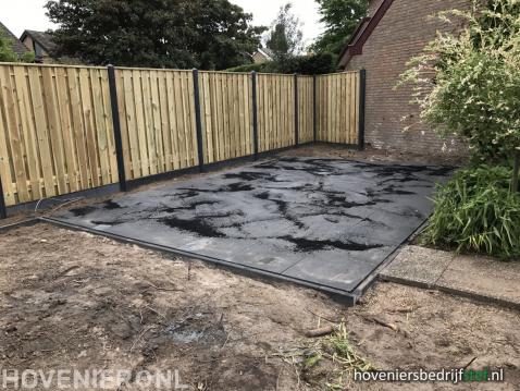 Terras aanleggen en hout beton schutting plaatsen