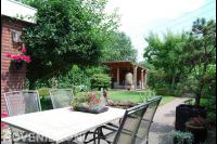 Tuin met gazon en overkapping