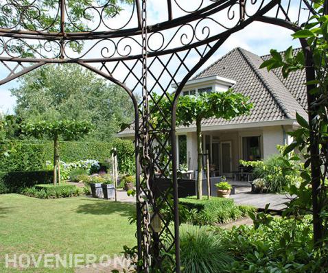 Groene tuin met dakplatanen bij villa