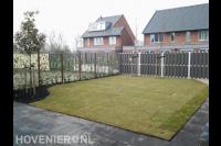 Tuinaanleg met graszoden, bestrating en composiet en hedera schuttinge