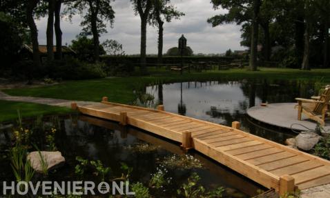 Houten loopbrug over vijver