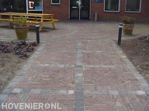 Ambachtelijk straatwerk van klinkers in verschillende patronen