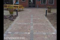 Ambachtelijk straatwerk van klinkers in verschillende patronen