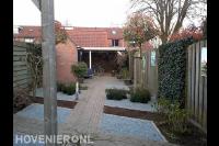 Achtertuin met sierbestrating