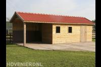 Houten schuur met overkapping