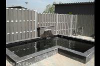 Kleine strakke vijver met watermuur