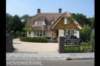 Oprit van grind bij villa