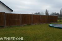 Plaatsen van schutting met schermen van kokosmatten