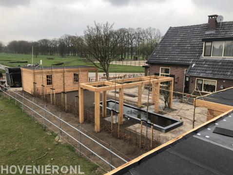 Tuinaanleg met vijver, houten pergola en schuur