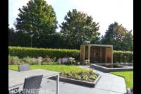 Tuinaanleg met bestrating, gazon, vijver en houten overkapping